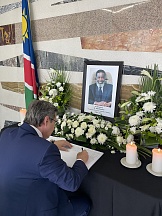 О подписании книги соболезнований в связи с кончиной Его превосходительства д-ра C.Нуйомы, Первого Президента Республики Намибии